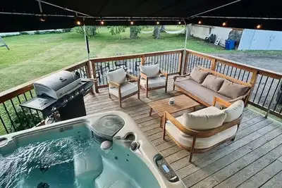 Image de Covered & Gated Deck + Hot Tub in Town: Walk, Bike, Grill, Relax!