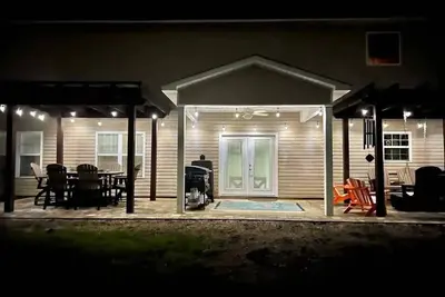 Image de Spacious Retreat Near Beaches & Camp Lejeune – Fire Pit & Pool Table!