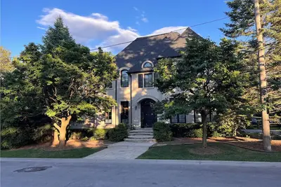 Image de Executive Home With Luxury Amenities and Large Private Yard