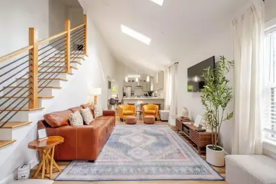 Image de Cozy 4-bedroom Home in Durham, Gourmet Kitchen, Fire Pit & Wood Pellet Grill