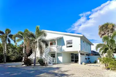 Image de Antigua Cay Retreat is a stylish home with pool on deep water canal in Bokeelia