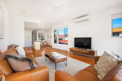 Image de Coastal Home: Steps to Coolangatta Beach w balcony
