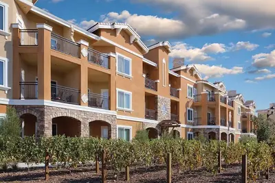 Image de Lovely 2-bedroom resort in Napa with WiFi, Ac, fitness room and wine.