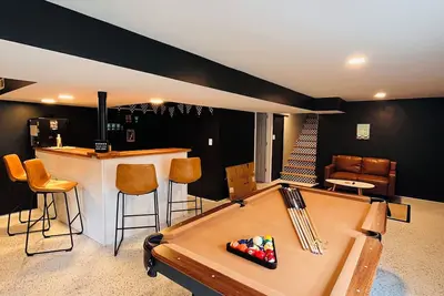 Image de Bristol Bungalow steps away from Casino 🎰⚡️3 Beds and a Bar
