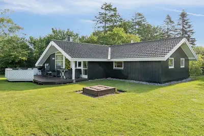 Image de Near beach center, quiet and secluded lot.