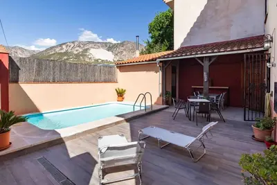 Image de Maison avec barbecue et piscine