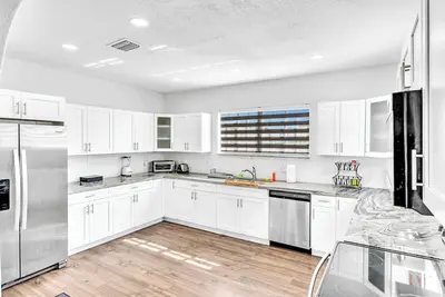 Image de 6 Bedrooms 4 bath 2 story home Miami Gardens sleep 20