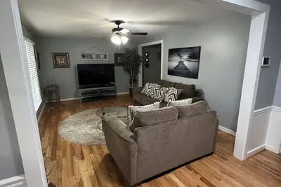 Image de Charming 3-bedroom cottage in pleasant Charlotte with Ac, WiFi\n\n\n