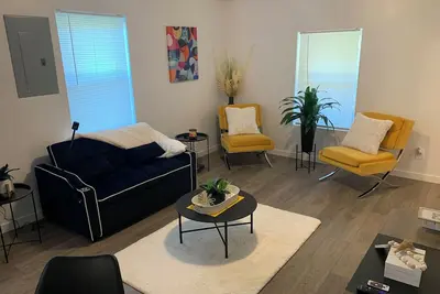 Image de Charming 2-bedroom Boho Chic house with Ac and WiFi in Petersburg