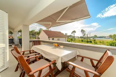 Image de Appartement de deux chambres avec la terrasse et la vue sur le mer Privlaka, Zadar (A-23472-a)