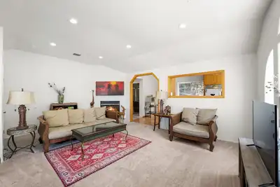 Image de Rocky Peak Retreat Hillside Home