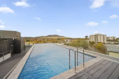 Image de Sleek Inner-City 2-Bed with Swimming Pool & Bbq