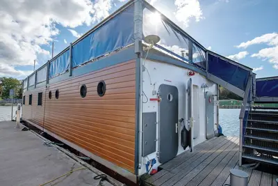 Image de Vacances de rêve sur la Müritz : luxueuse péniche amarrée au port de plaisance Maremüritz