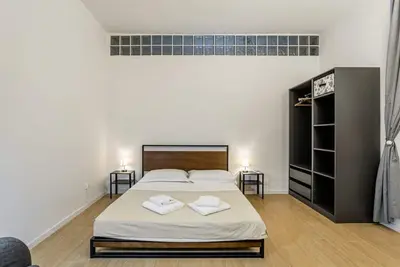 Image de Modern 80 sqm apartment, able to comfortably accommodate up to 6 people, located on the basement floor. The property is located in the Statuto area, just outside the centre, a 5-minute walk from the Fortezza Garden and 10 minutes from the Fortezza da Bas