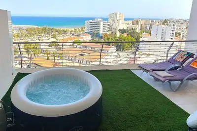 Image de Experience the Aphrodite Heights Lifestyle.