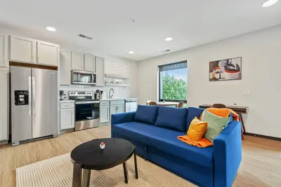 Image de CozySuites Mass w/ parking, lounge & roof deck #4