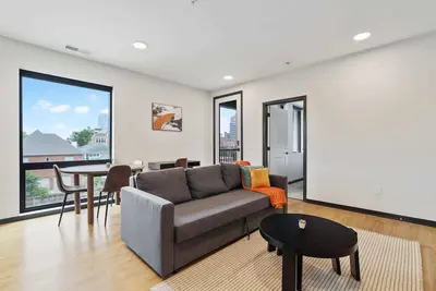 Image de CozySuites Mass w/ parking, lounge & roof deck #5