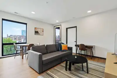 Image de CozySuites Mass w/ parking, lounge & roof deck #7