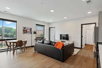 Image de CozySuites Mass with parking, lounge and roof deck 9