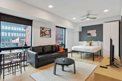 Image de CozySuites Mass w/ parking, lounge & roof deck #12