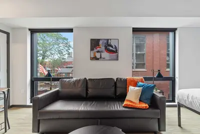 Image de CozySuites Mass with parking, lounge and roof deck 13