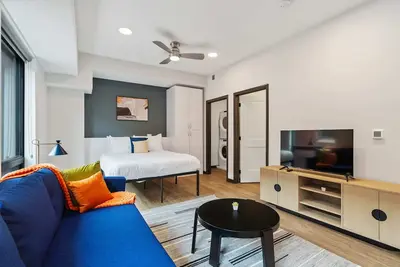 Image de CozySuites Mass with parking, lounge and roof deck 15