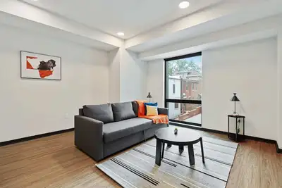 Image de CozySuites Mass with parking, lounge and roof deck 17