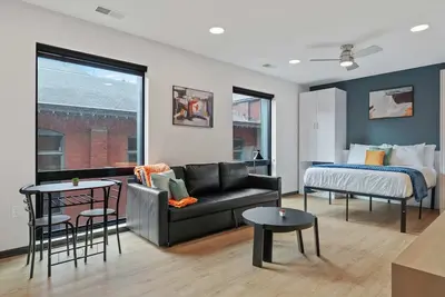 Image de CozySuites Mass w/ parking, lounge & roof deck #18