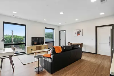 Image de CozySuites Mass w/ parking, lounge & roof deck #21