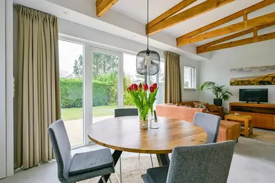 Image de Recent Volledig Gerenoveerd Vakantiehuis met een Heerlijke Riante Tuin