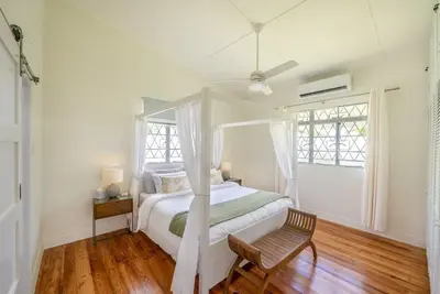 Image de Steps to stunning beaches, private patio & WiFi