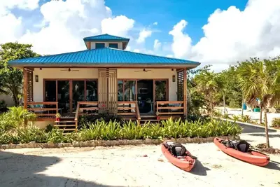 Image de Voici la traduction en français de Ultra-Private Estate Oasis with Staff by Alom