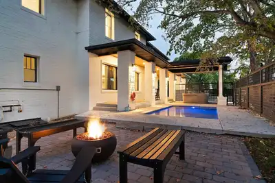 Image de The Davis, Luxury Retreat Villa 1-Block from Dolly