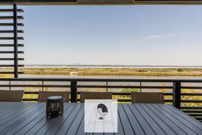 Image de immeuble haut standing avec vue étang et parking