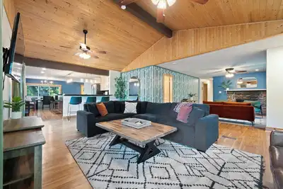 Image de Cozy Retreat on Private Estate with Hot Tub