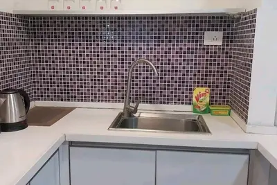 Image de 5mints to Airport! Family sized cosy place swimming pool, garden, gym & playarea