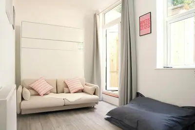 Image de Central Bournemouth house with hot tub, beach hut, ideal for groups.