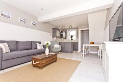 Image de Bournecoast: Modern house with sea views - hot tub - garden - parking - Hb6098