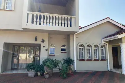 Image de Luxurious 4 bed with pool in Helensvale - 2255