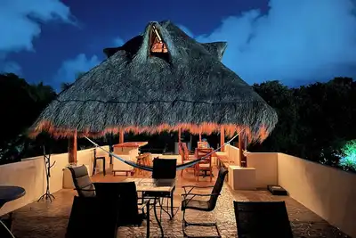 Image de 3 bedroom apartment with roof top palapa and 3 station hydrotherapy pool.