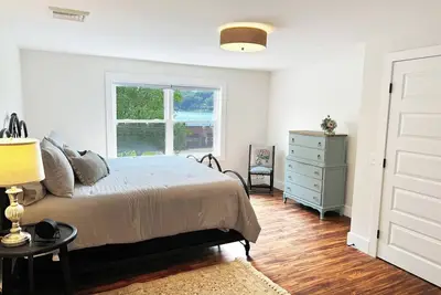 Image de Charming 2-bedroom apartment with Ac, WiFi Lake Views!