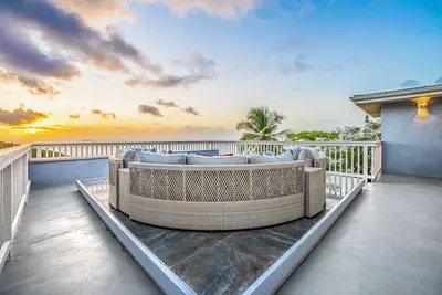 Image de The Villa Michelle • Luxury • Heated Pool • Generator