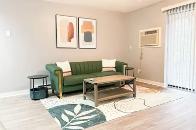 Image de Chic 2 bedroom/free parking across from Jd Legends