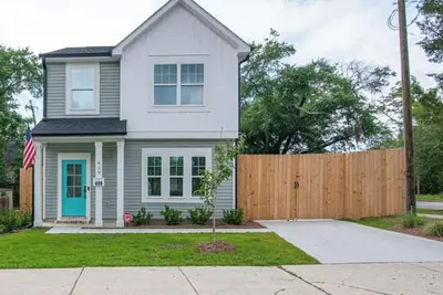 Downtown Wilmington 3 Beds, 2. 5 Bath, Pet Friendly, 4-5 Parking, Fast Wifi