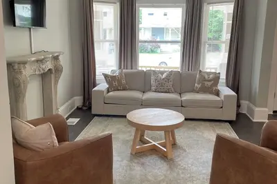 Image de Cozy 4-bedroom house with Ac and WiFi in awesome Cleveland