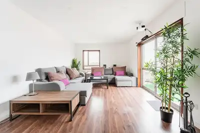 Image de GuestReady - Ambiance urbaine avec balcon