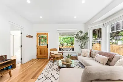 Image de * The Bungalow at Hyde Park *