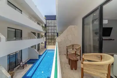 Image de 2 Bd Suite w/ Private Balcony, Pool View + Gym