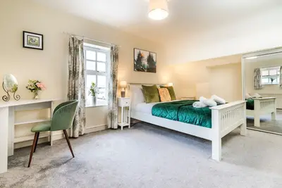 Image de Lime View - Charming Town Centre Apartment - 1 Double, 2 Singles, Parking Space.