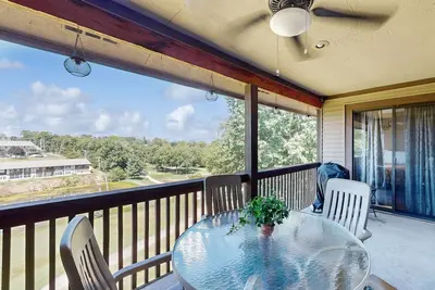 Image de Spacious condo on the green with balcony, grill & shared pool